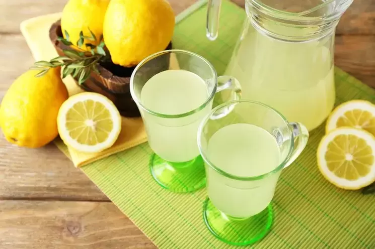 диета ичүү үчүн лимон суу